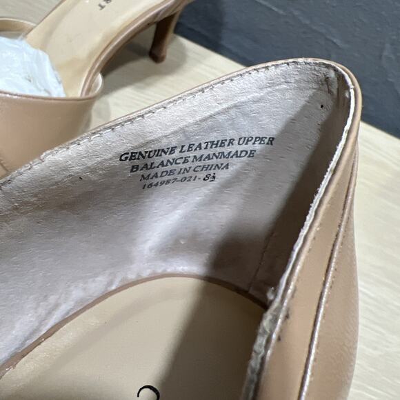 Colin Stuart d'Orsay Pumps in a Nude/Tan Leather Finish w/ A Bow Detail Size 8.5 - Picture 5 of 8